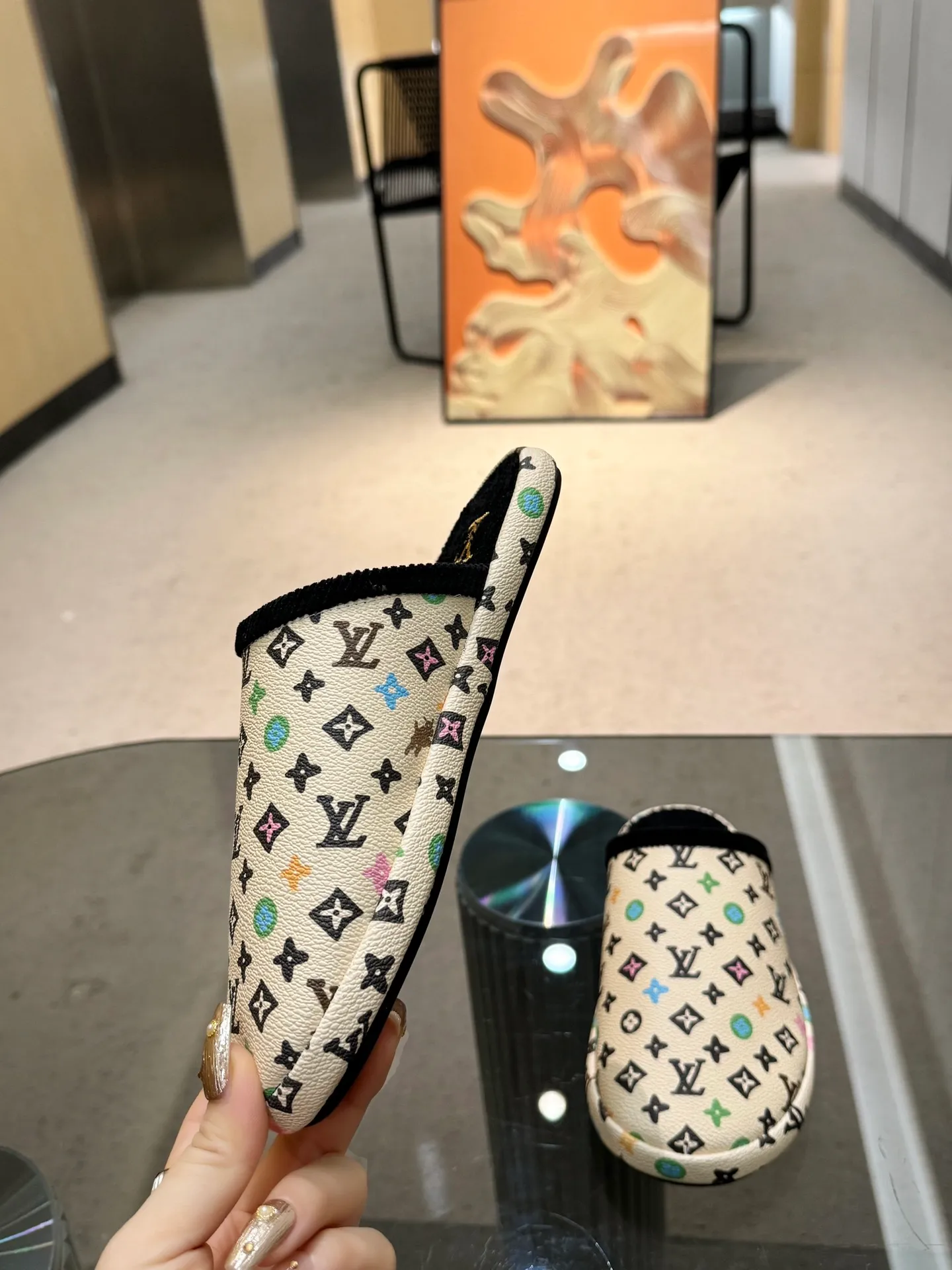 👟👟Ex-factory price 320👟👟 The 2024 couple’s counter features the latest hard goods of LV and Loewe co-branded slippers🆕 ✿Purchase level! Full of high-end feel! A popular model among bloggers at home and abroad, it’s retro and fashionable and looks amazing on your feet! Official website main recommendation code number 35-46